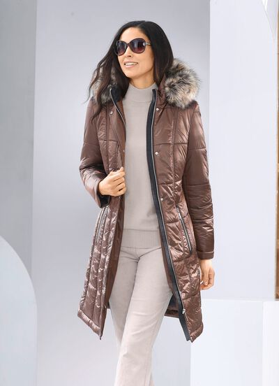 Kort kappa med avtagbar fuskp&auml;lskant 