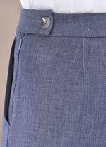 Byxor i moderiktig vidd 