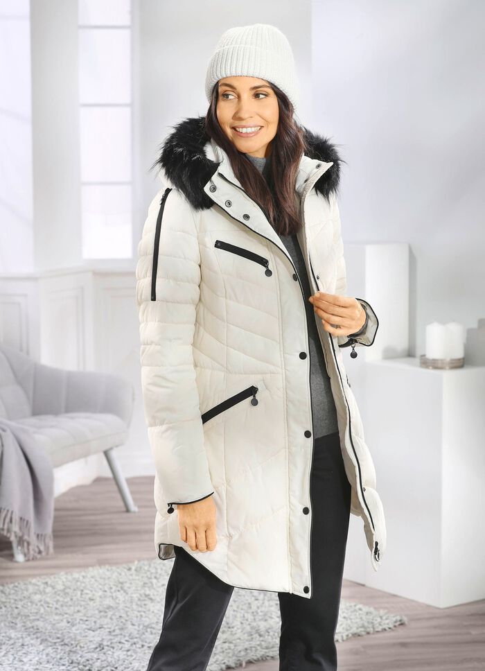 Kort kappa med fuskp&auml;lsfoder i luvan 