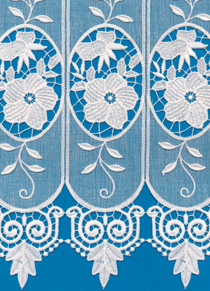 Kort gardin med blommor i makram&eacute;spets 