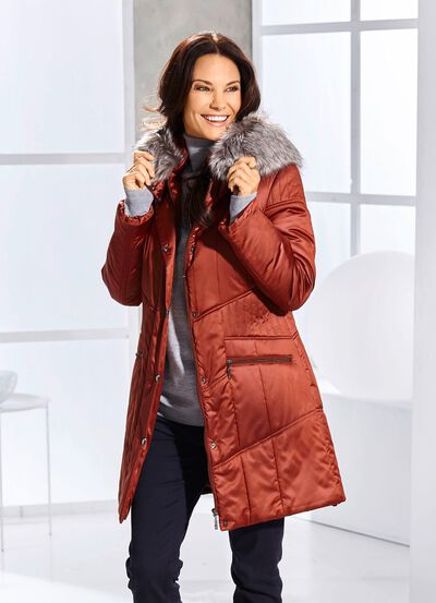 Kort kappa med avtagbar fuskp&auml;lskant 