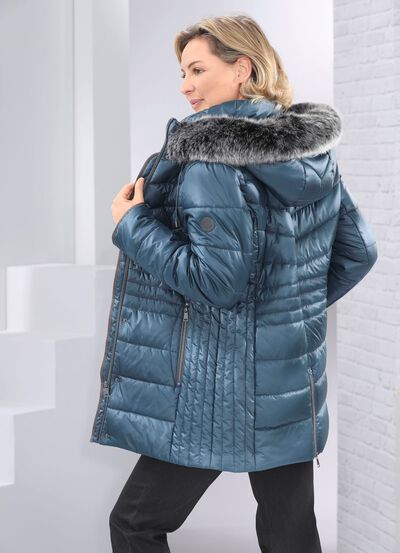 Jacka med figurv&auml;nlig l&auml;ngsg&aring;ende quiltning p&aring; sidorna 