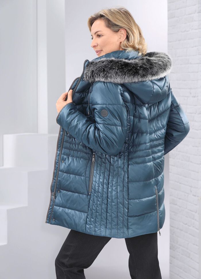 Jacka med figurv&auml;nlig l&auml;ngsg&aring;ende quiltning p&aring; sidorna 