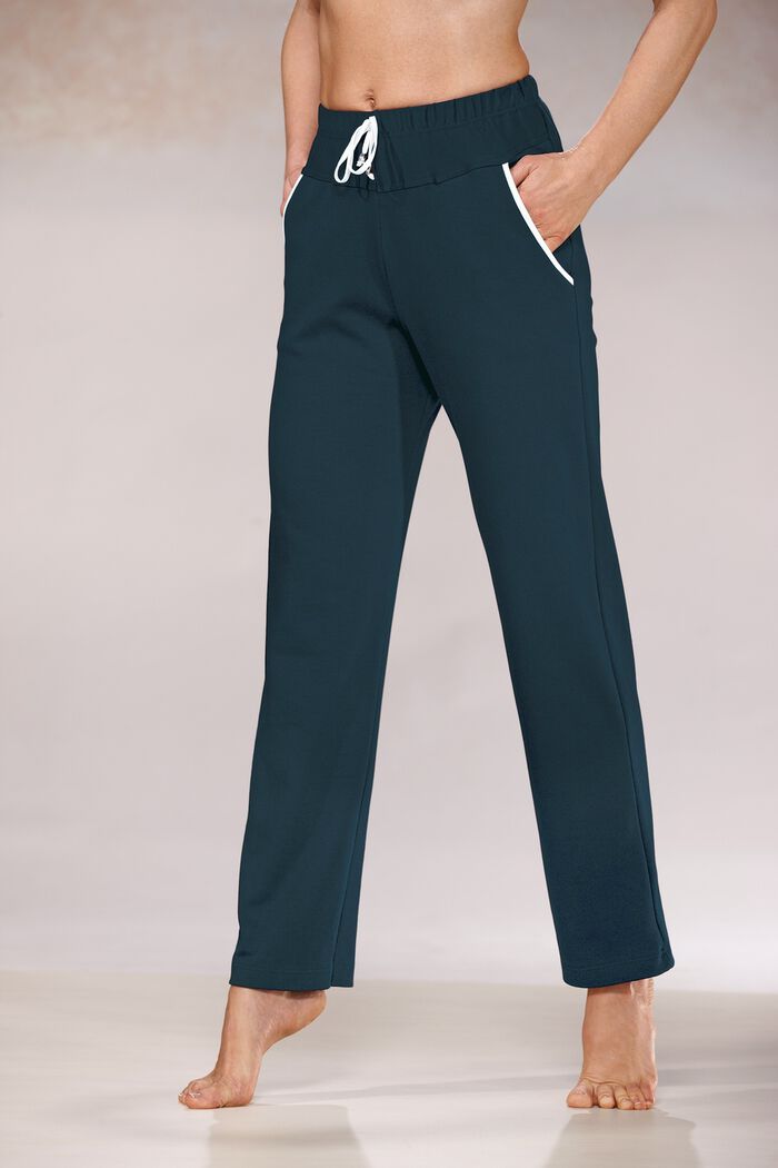 Byxor med bekv&auml;m res&aring;r i midjan 