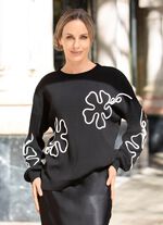 Tr&ouml;ja med genomarbetade blomapplikationer 