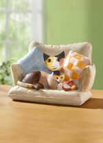 Kattmamma p&aring; soffan fr&aring;n Rosina Wachtmeister-kollektionen 