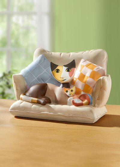 Kattmamma p&aring; soffan fr&aring;n Rosina Wachtmeister-kollektionen 