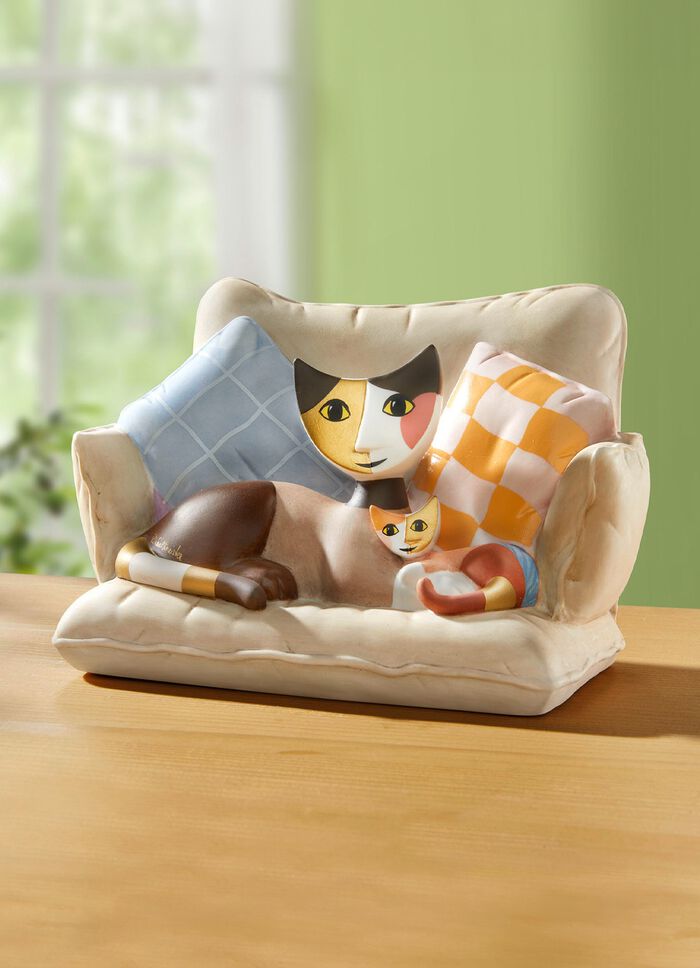 Kattmamma p&aring; soffan fr&aring;n Rosina Wachtmeister-kollektionen 