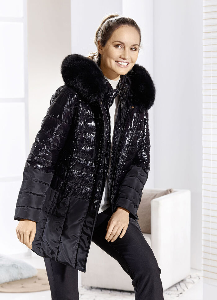 Jacka i en trendig materialmix, 