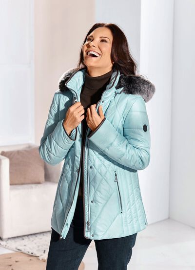 Jacka med figurv&auml;nlig l&auml;ngsg&aring;ende quiltning p&aring; sidorna 