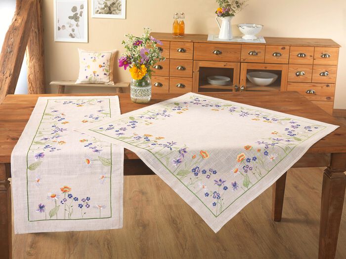 Vackert broderad bords- och rumsdekoration 