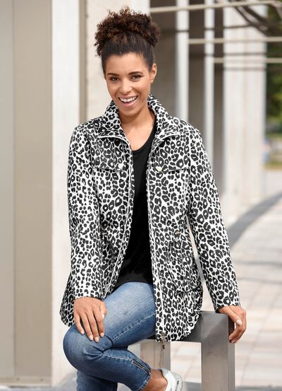 Jacka med en trendig design av rovdjursp&auml;ls 