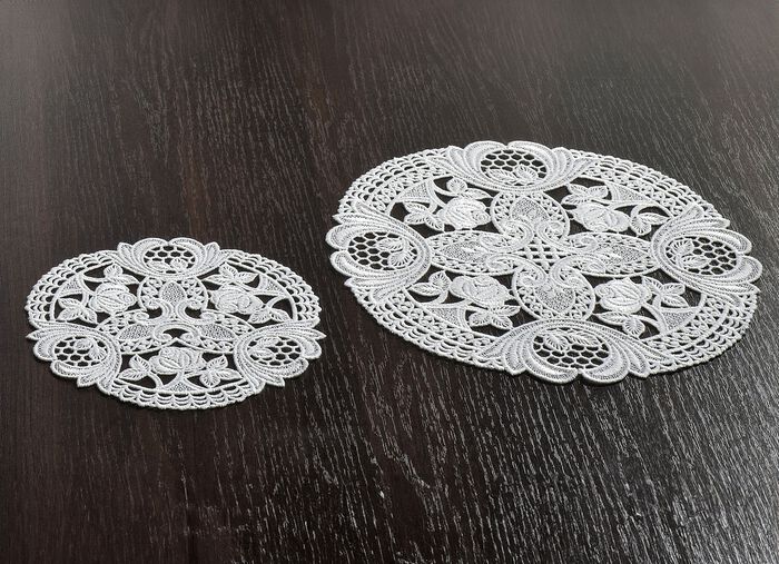 Bords- och rumsdekoration gjord av äkta Plauenspets VIT