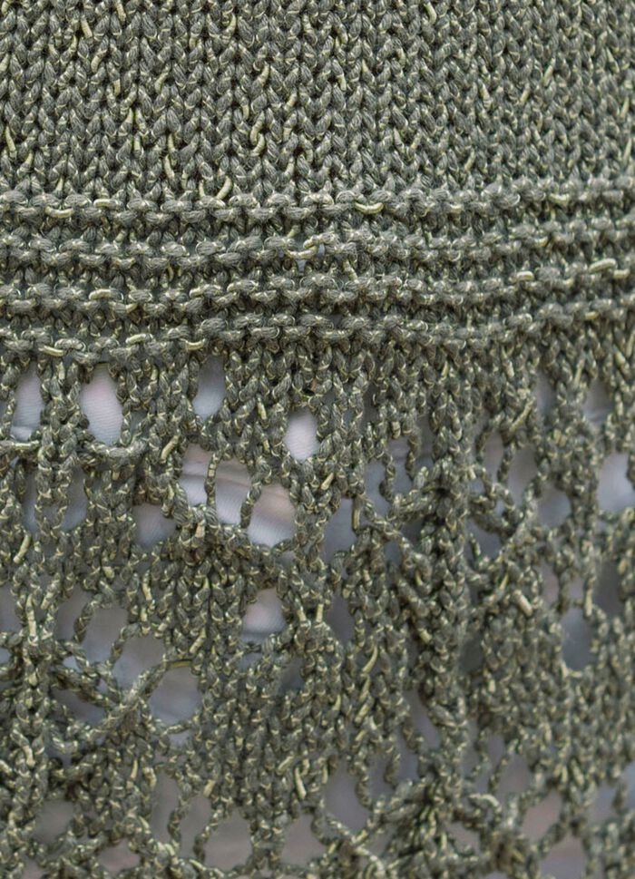 Tr&ouml;ja med melerad effekt tack vare elegant skimrande garn 