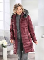 Kort kappa med l&auml;ngsg&aring;ende quiltning p&aring; sidorna 