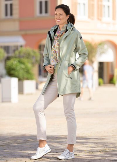 Funktionell kort kappa med fast huva 