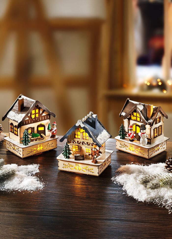 Vinterhus i tr&auml; med LED-belysning 