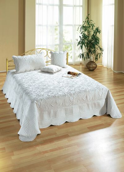 Satin &ouml;rngott och &ouml;verkast med broderi 