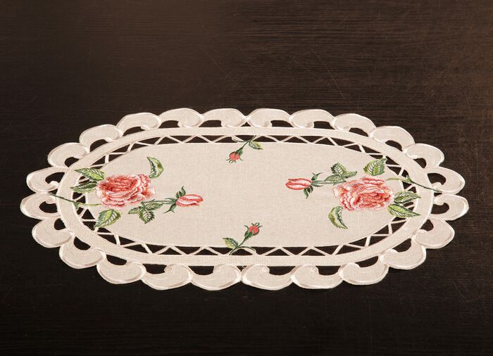 Bord- och rumsdekoration med rosdesign 