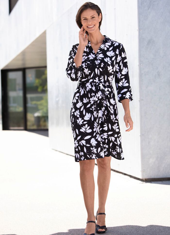 Kl&auml;nning med knytsk&auml;rp och blomm&ouml;nster 