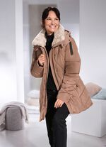 Jacka med fuskp&auml;lskant p&aring; kragen 