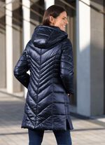 Kort kappa med slitsar i sidorna 