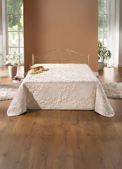 Utm&auml;rkt gjort &ouml;verkast och matchande &ouml;rngott 