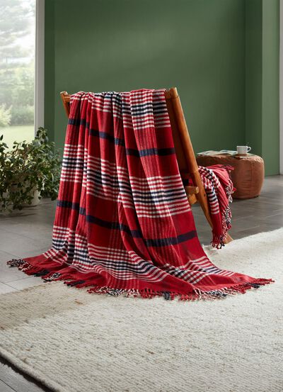 Filt med rutig design och fransar 