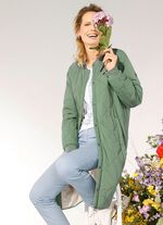 Kort kappa med tryckknappar i sidorna 