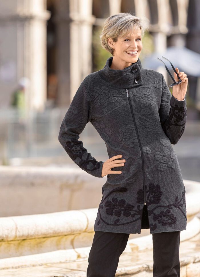 L&aring;ng kofta med cloqu&eacute;-effekter 