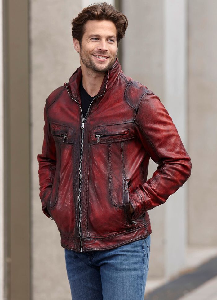 Kort skinnjacka med br&ouml;stfickor 