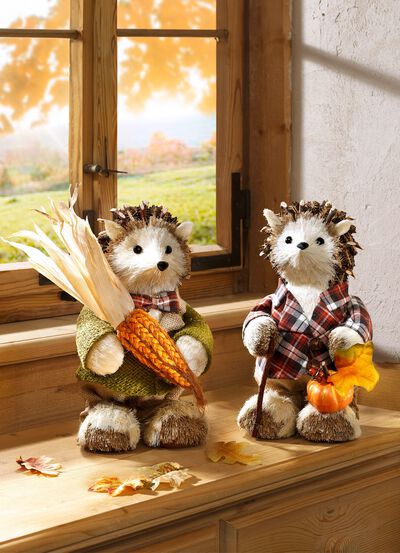 Igelkott tillverkad av raffia, naturliga kottar och tr&auml; 