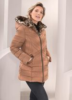 Jacka med fuskp&auml;lsfoder i huvan 