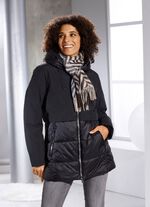 Funktionell jacka i en trendig materialmix 