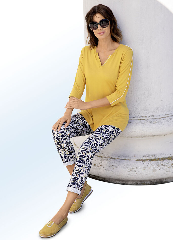 Byxor med en distinkt blommig design 