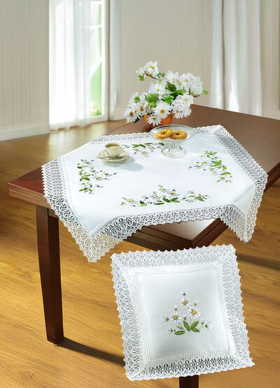 Rumsdekoration med daisybroderi och delikat virkad spets 