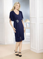 Klänning med dekorativt spänne 