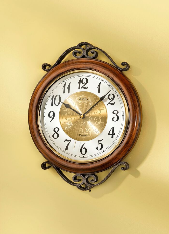 V&auml;ggklocka i nostalgisk design 