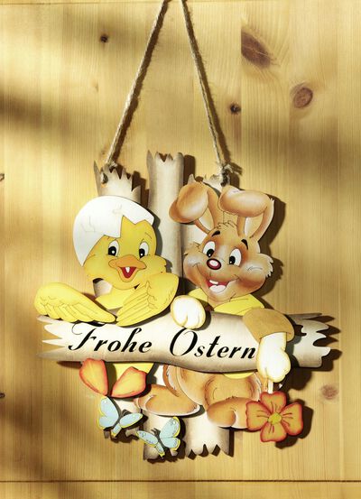 Dekorativ hängare i trä 