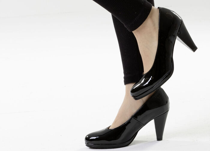 Andrea Conti, eleganta dampumps, tillverkade av glänsande lackmaterial SVART