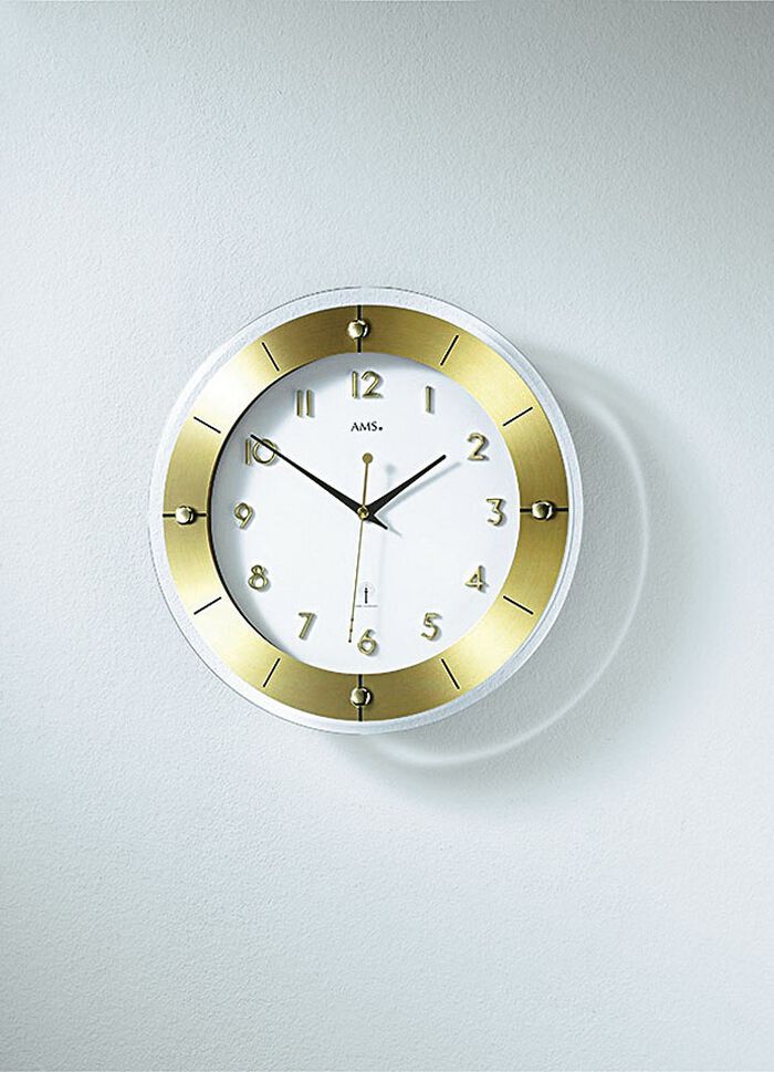 H&ouml;gkvalitativ v&auml;ggklocka fr&aring;n AMS, tillverkad av facetterat mineralglas 