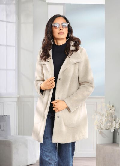 Kavaj med distinkt kragl&ouml;sning 