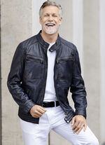 Kort skinnjacka med br&ouml;stfickor 