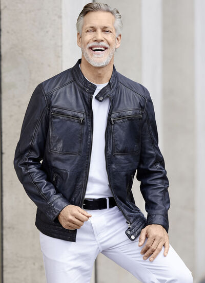 Kort skinnjacka med br&ouml;stfickor 