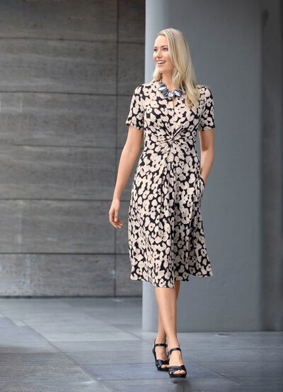 Kl&auml;nning med en extravagant knutlook 