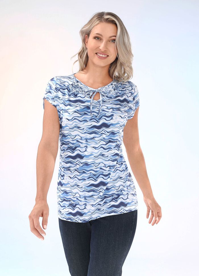 Skjorta med smock-inl&auml;gg vid halsringningen 