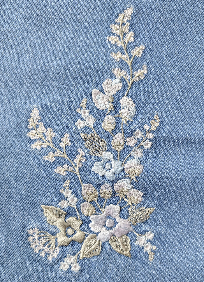 Jeans med blommiga broderier, 