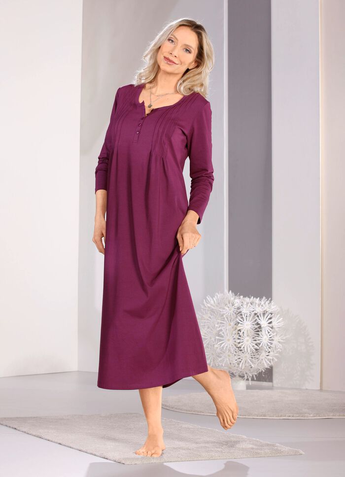 Nattlinne, l&aring;ng&auml;rmat med passpoal och knappsl&aring; 