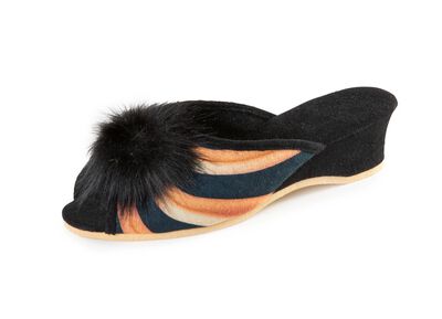 ELENA EDEN mulor med svart fuskp&auml;ls pompom 