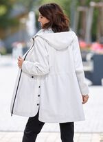 Funktionell kort kappa med avtagbar huva 